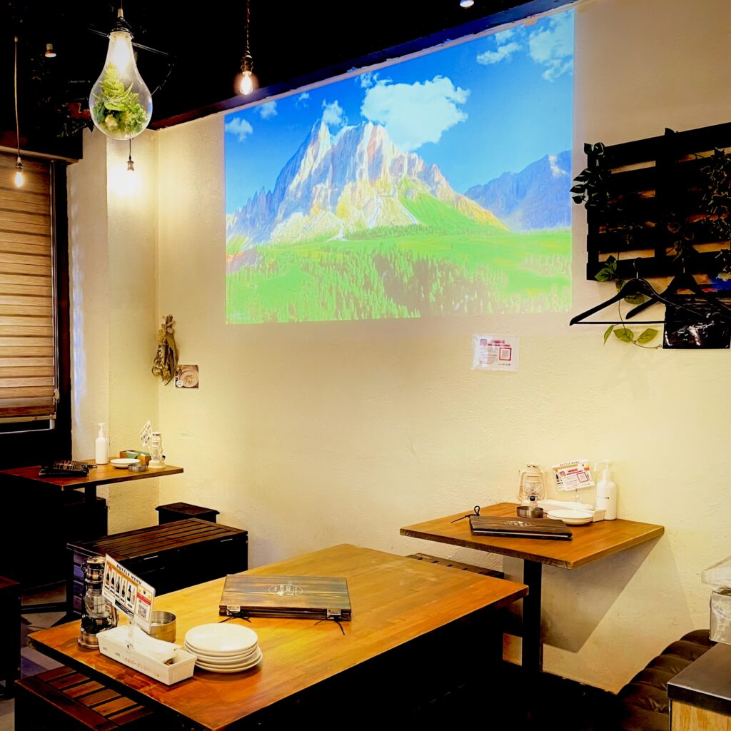 渋谷駅から徒歩2分でお洒落な居酒屋!
少人数からでも貸切が出来るお店!
大迫力のプロジェクター!