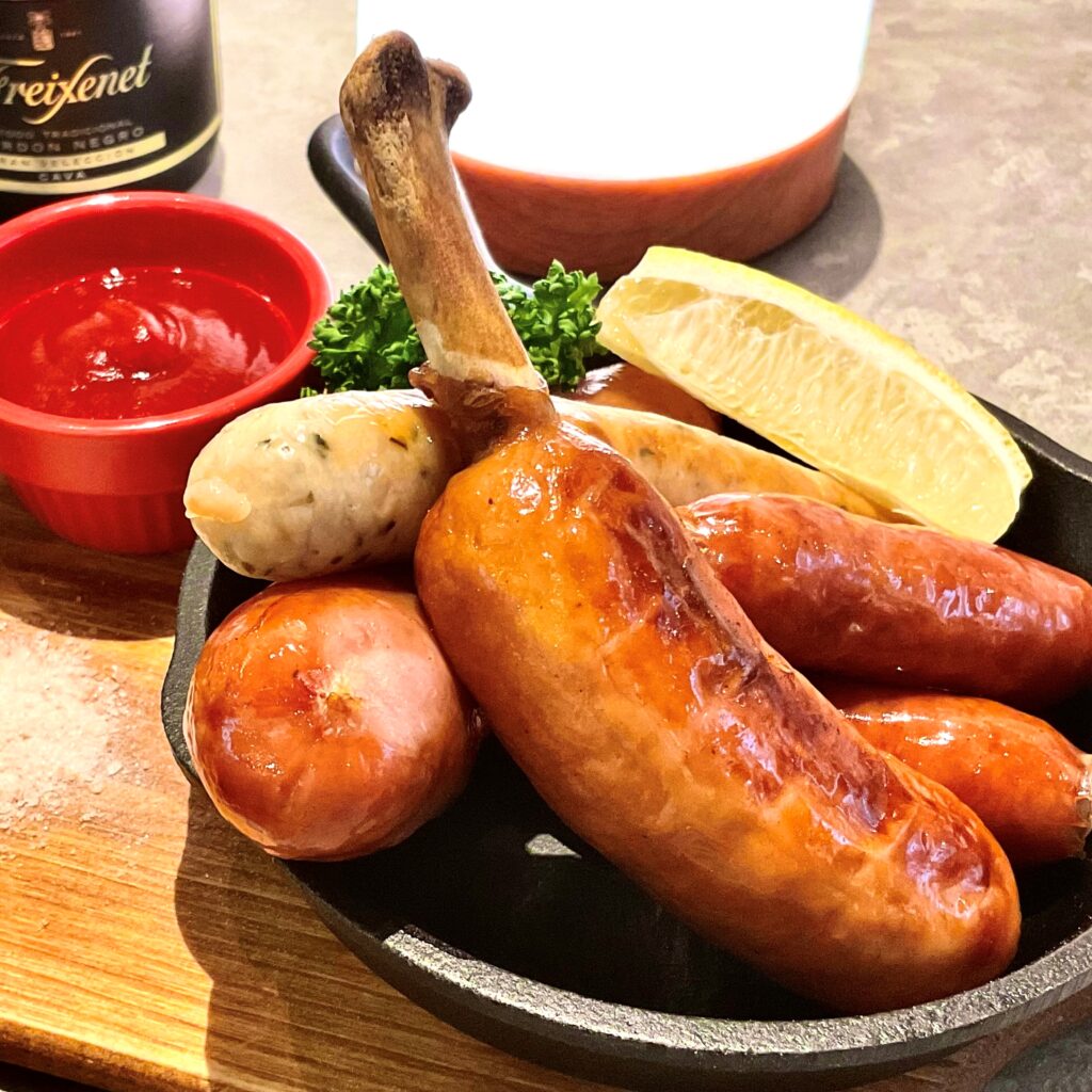 ソーセージ盛り合わせ!
美味しいおつまみ豊富に揃ってます!
昼飲みするなら貸切&BBQ「渋谷ガーデンスペース道玄坂店」におまかせ!