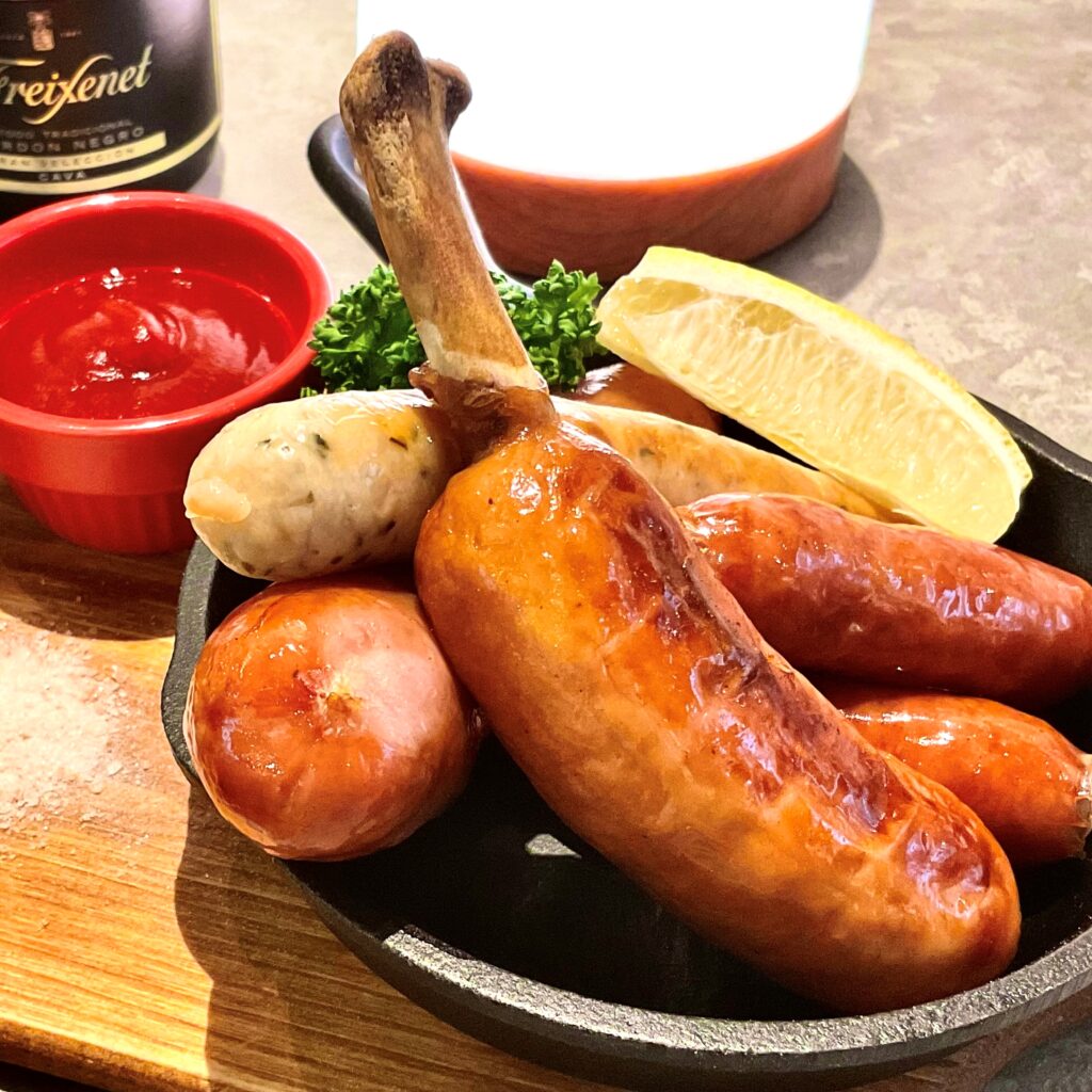 ソーセージ盛り合わせ！
美味しいおつまみ豊富に揃ってます！
昼飲みするなら貸切＆BBQ「渋谷ガーデンスペース道玄坂店」におまかせ！